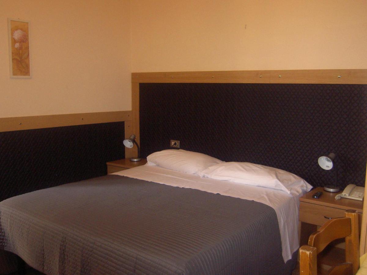 Hotel Doria Nago-Torbole Bilik gambar